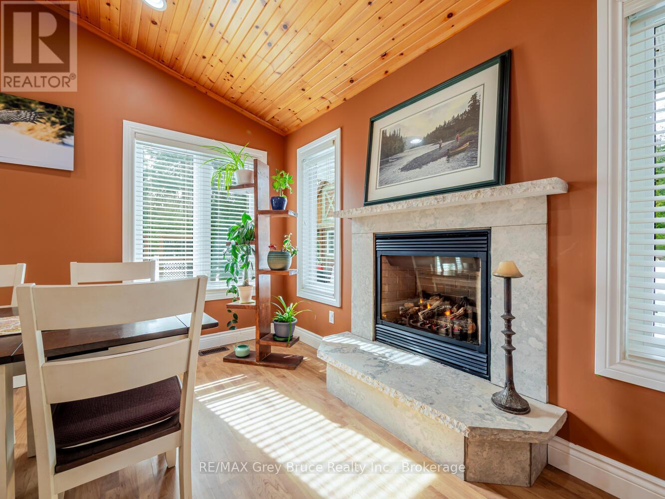 612 York Avenue, South Bruce Peninsula, Ontario  N0H 2G0 - Photo 10 - X12926512