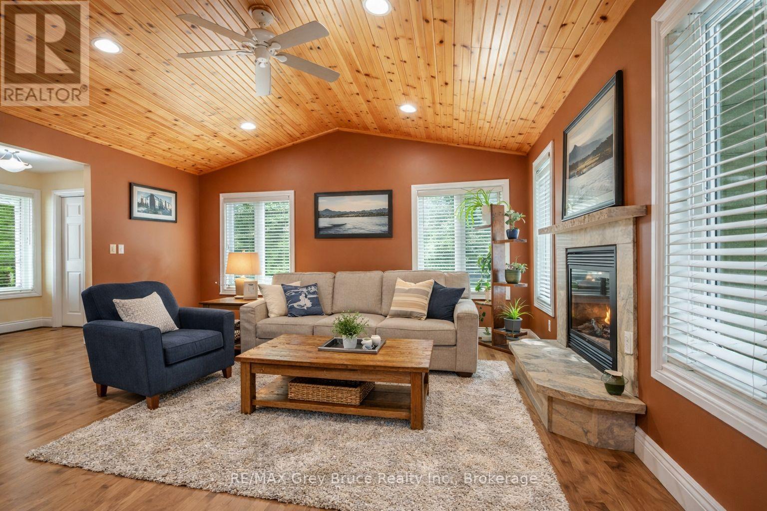 612 York Avenue, South Bruce Peninsula, Ontario  N0H 2G0 - Photo 12 - X12926512