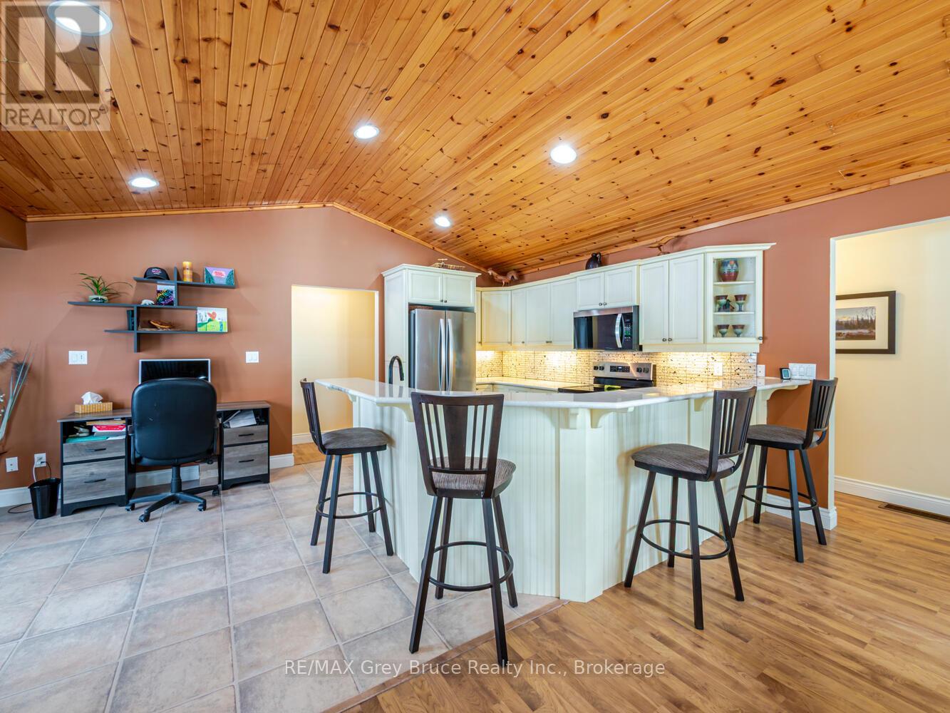 612 York Avenue, South Bruce Peninsula, Ontario  N0H 2G0 - Photo 14 - X12926512