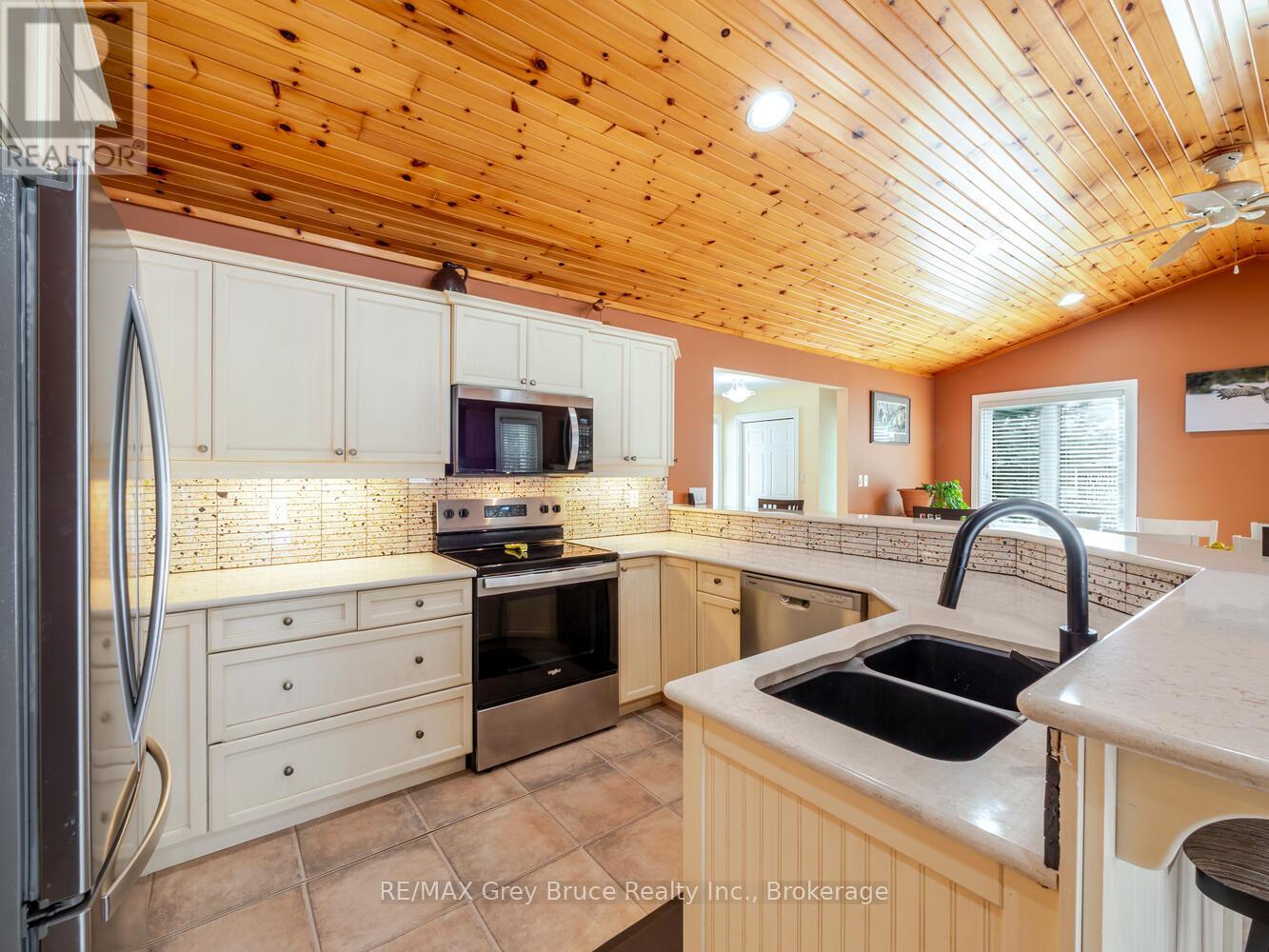 612 York Avenue, South Bruce Peninsula, Ontario  N0H 2G0 - Photo 15 - X12926512