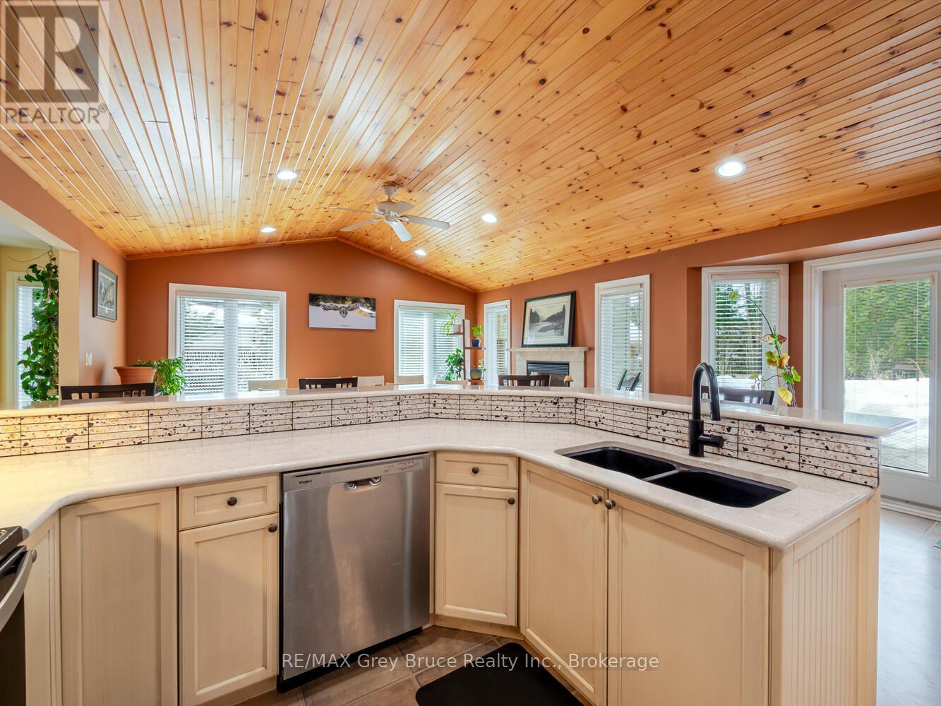 612 York Avenue, South Bruce Peninsula, Ontario  N0H 2G0 - Photo 16 - X12926512