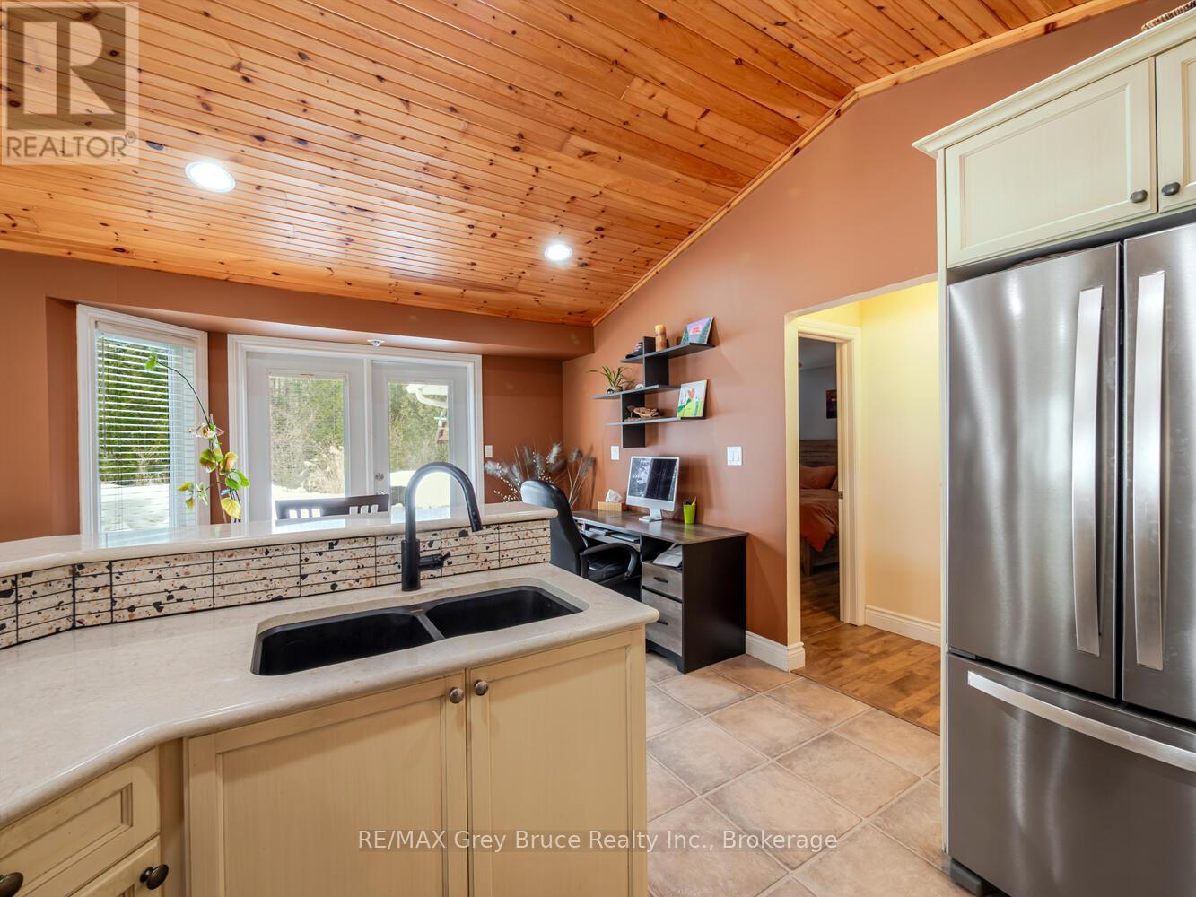 612 York Avenue, South Bruce Peninsula, Ontario  N0H 2G0 - Photo 17 - X12926512