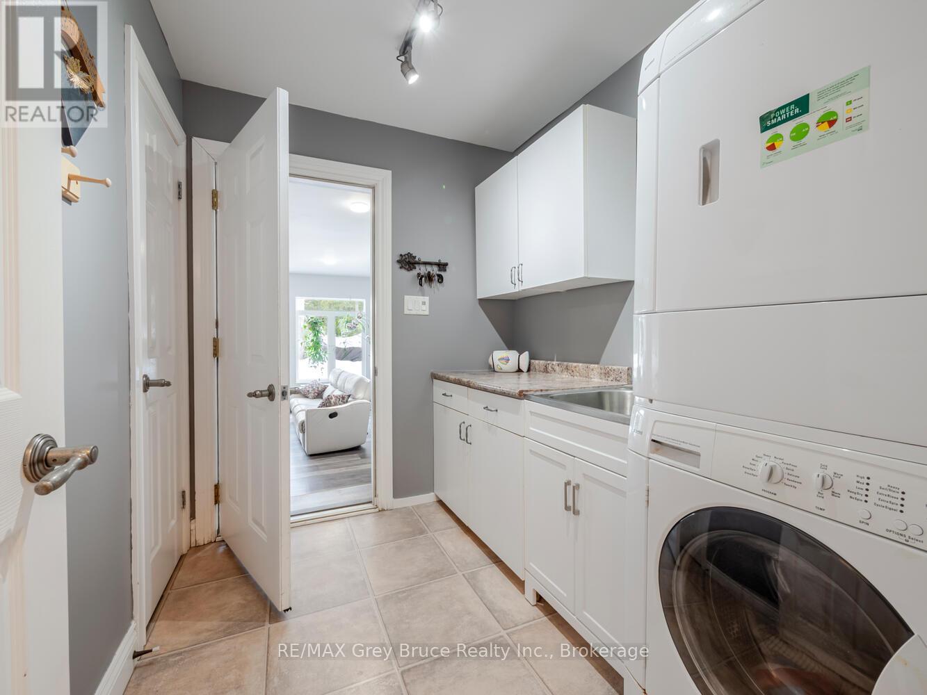 612 York Avenue, South Bruce Peninsula, Ontario  N0H 2G0 - Photo 19 - X12926512