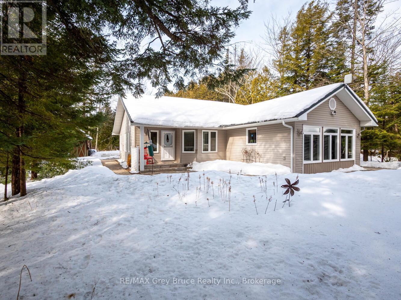 612 York Avenue, South Bruce Peninsula, Ontario  N0H 2G0 - Photo 2 - X12926512