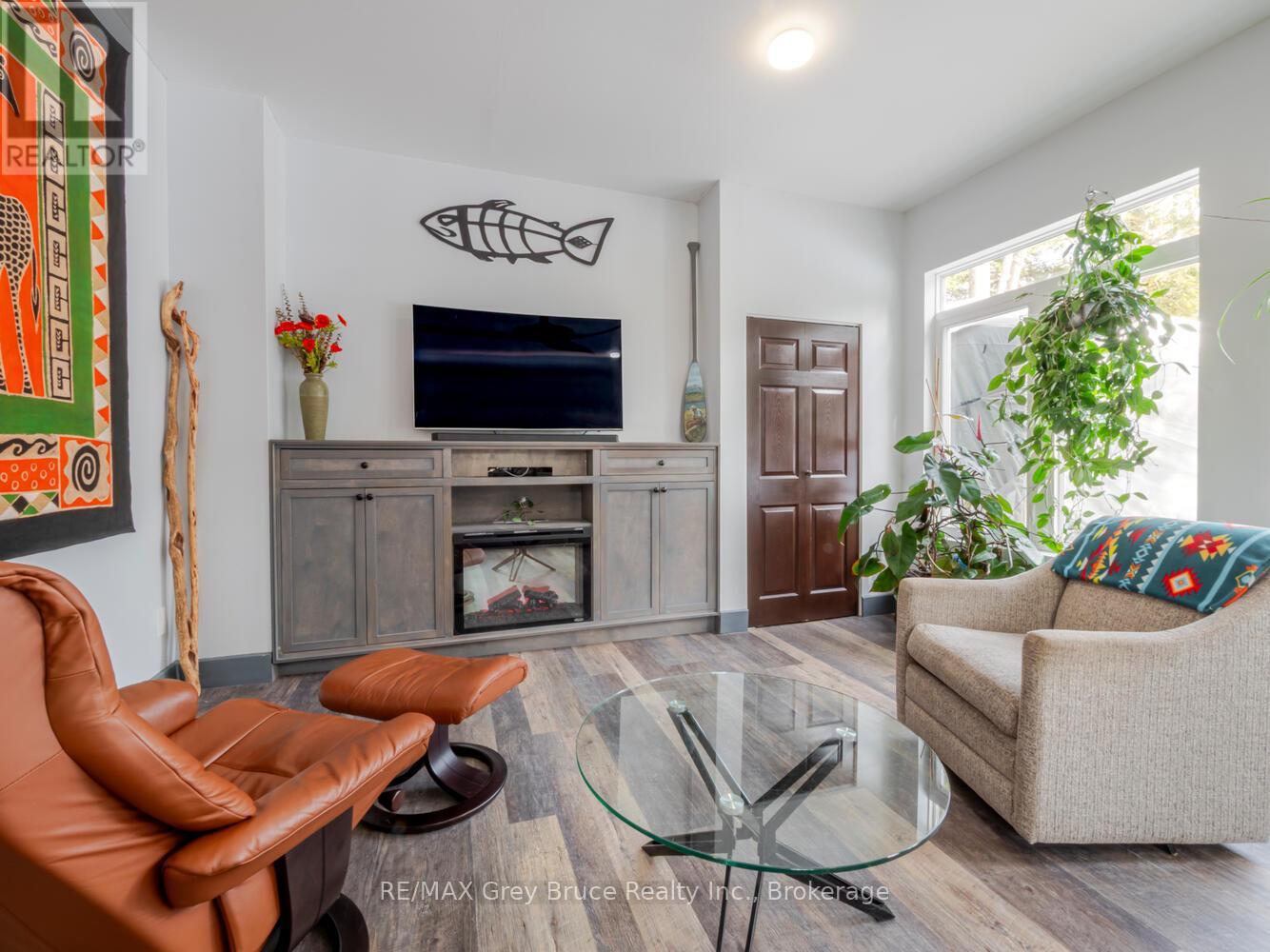 612 York Avenue, South Bruce Peninsula, Ontario  N0H 2G0 - Photo 25 - X12926512