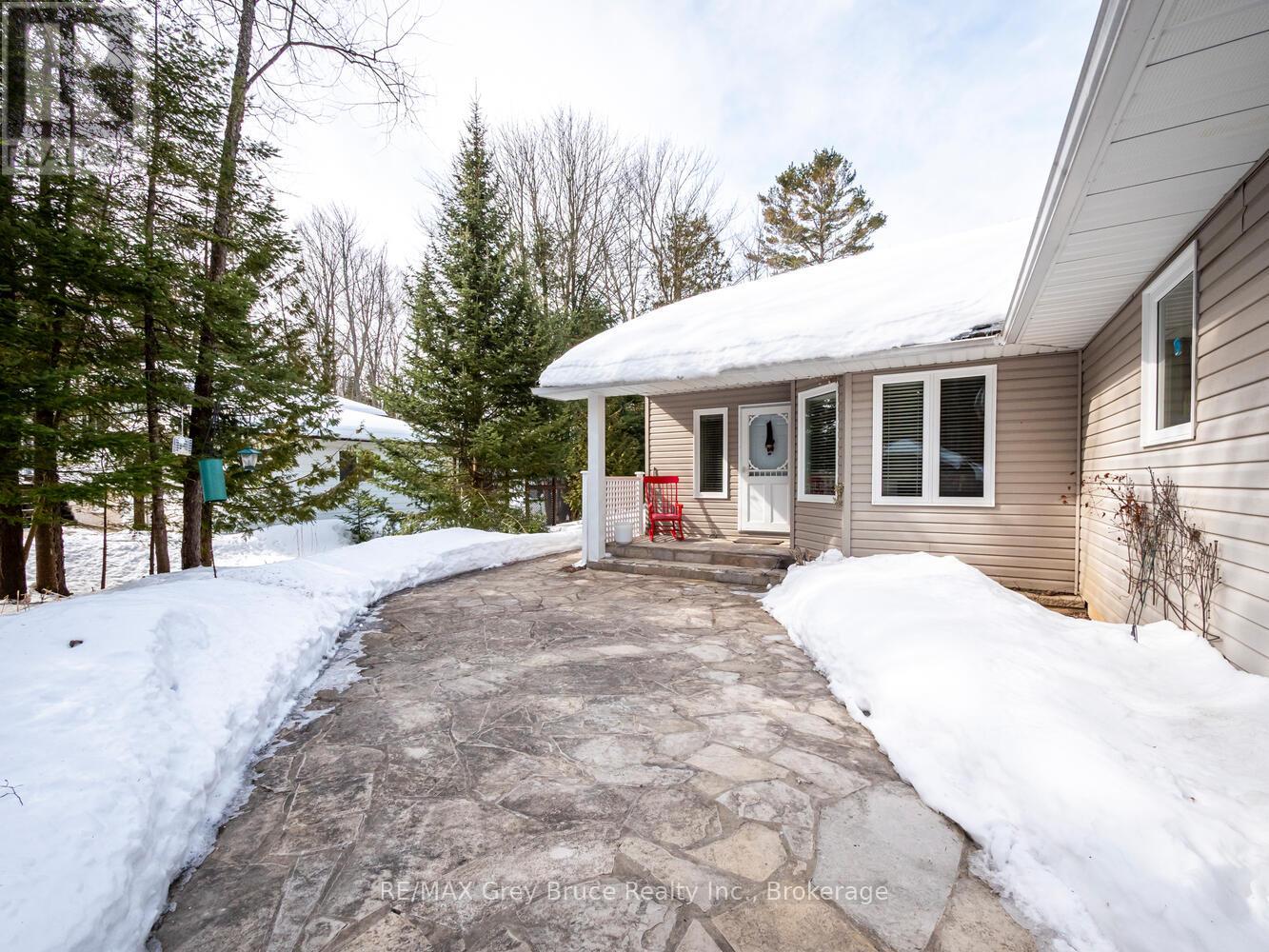 612 York Avenue, South Bruce Peninsula, Ontario  N0H 2G0 - Photo 3 - X12926512