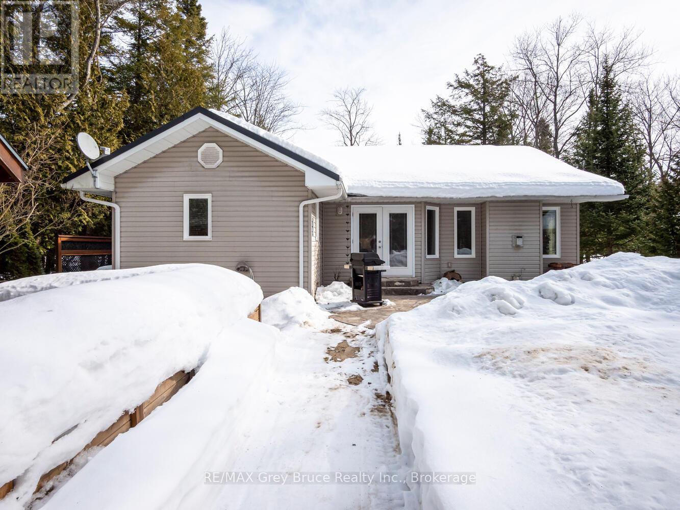 612 York Avenue, South Bruce Peninsula, Ontario  N0H 2G0 - Photo 44 - X12926512