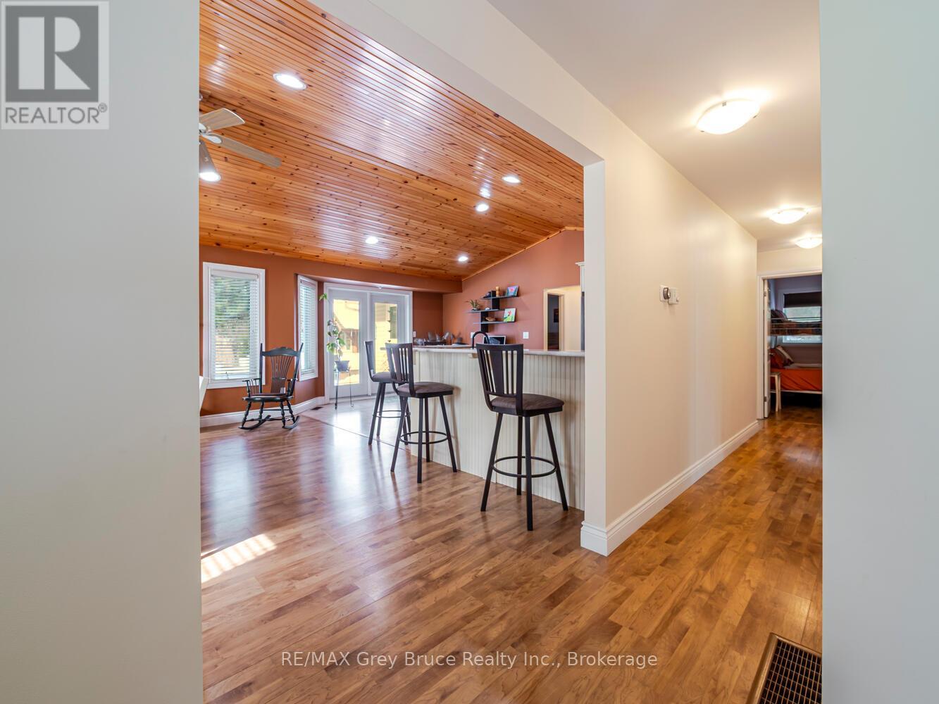 612 York Avenue, South Bruce Peninsula, Ontario  N0H 2G0 - Photo 6 - X12926512