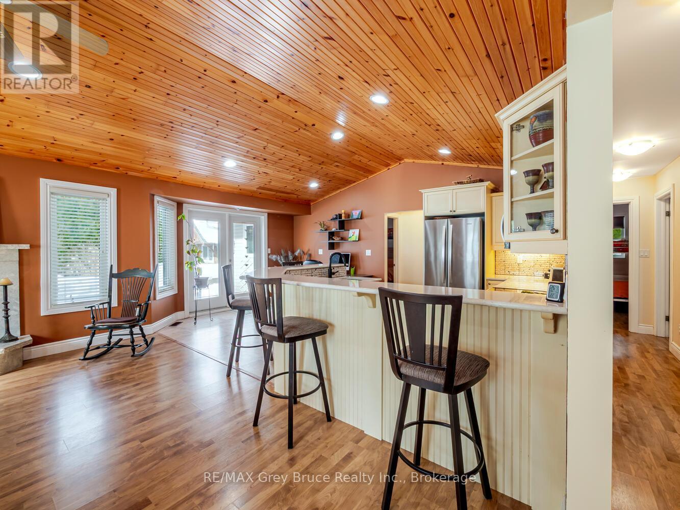 612 York Avenue, South Bruce Peninsula, Ontario  N0H 2G0 - Photo 7 - X12926512