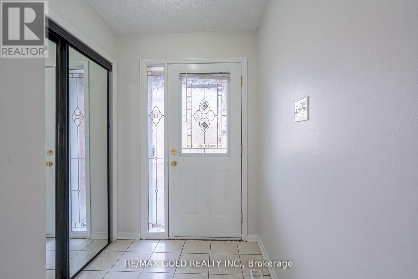 94 Bighorn Crescent, Brampton, Ontario  L6R 1G7 - Photo 3 - W12926482