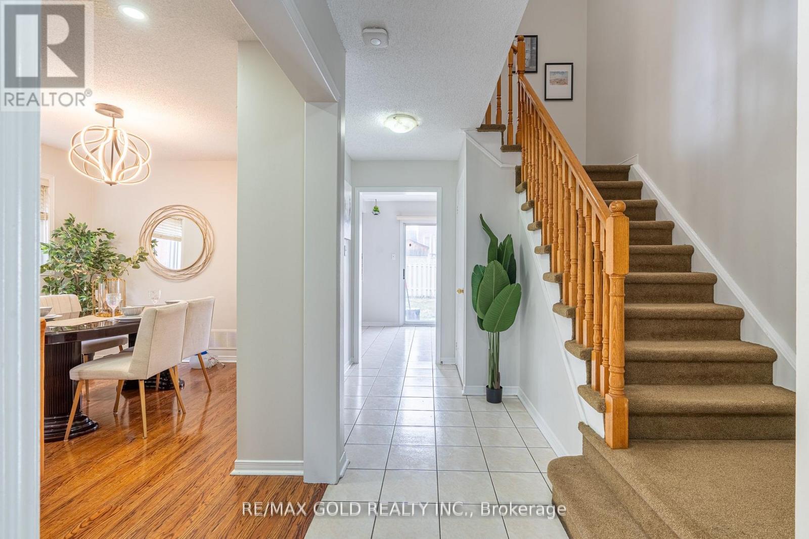 94 Bighorn Crescent, Brampton, Ontario  L6R 1G7 - Photo 4 - W12926482