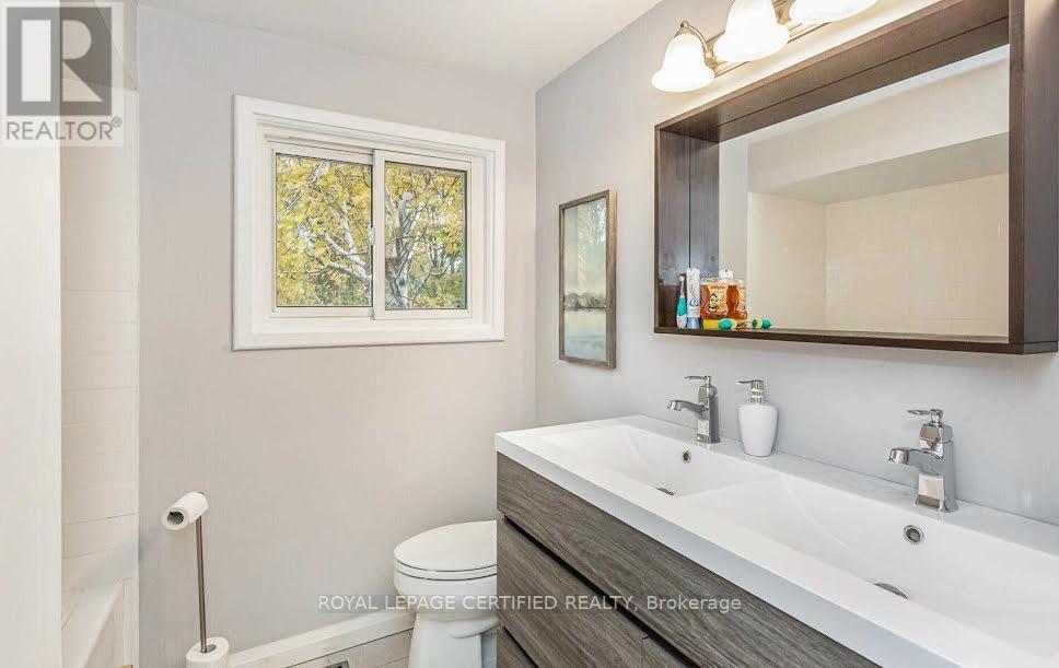 1466 Seagram Avenue, Oakville, Ontario  L6L 1X1 - Photo 18 - W12926514