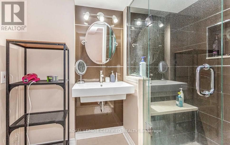 1466 Seagram Avenue, Oakville, Ontario  L6L 1X1 - Photo 24 - W12926514