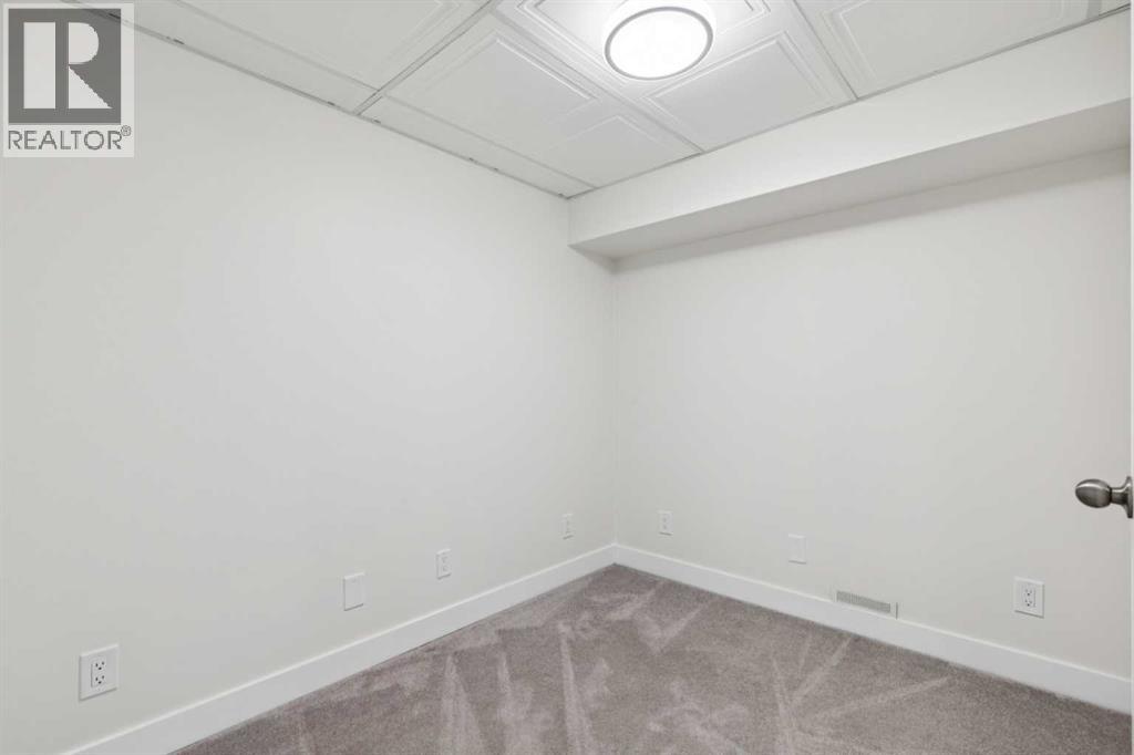 44 Shawcliffe Bay Sw, Calgary, Alberta  T2Y 1H1 - Photo 32 - A2293815