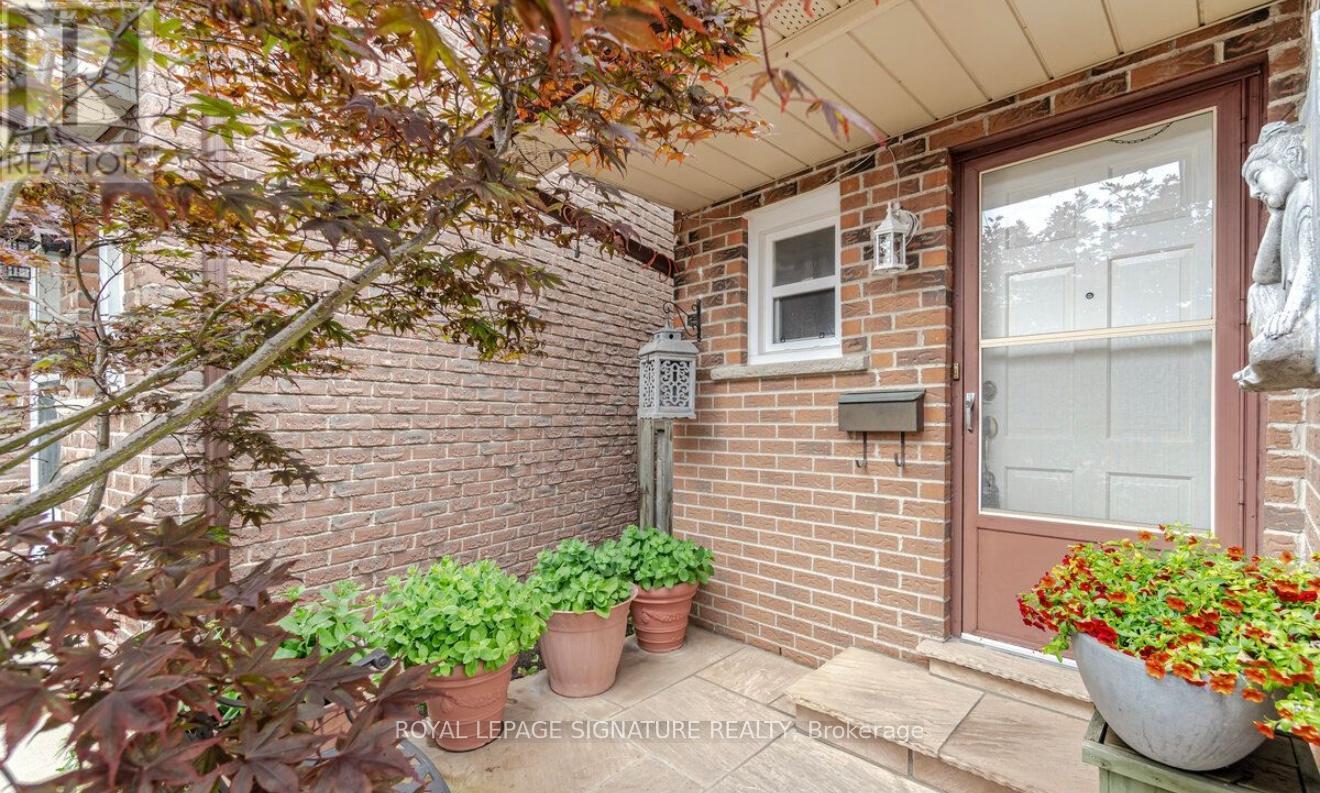 4327 Burnaby Court, Mississauga, Ontario  L4W 3W7 - Photo 2 - W12925468