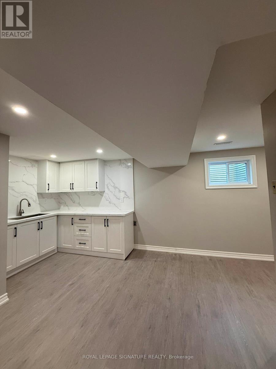 4327 Burnaby Court, Mississauga, Ontario  L4W 3W7 - Photo 5 - W12925468