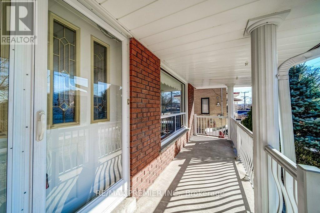 334 Rimilton Avenue, Toronto, Ontario  M8W 2E4 - Photo 3 - W12926282