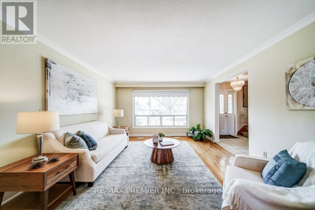 334 Rimilton Avenue, Toronto, Ontario  M8W 2E4 - Photo 10 - W12926282