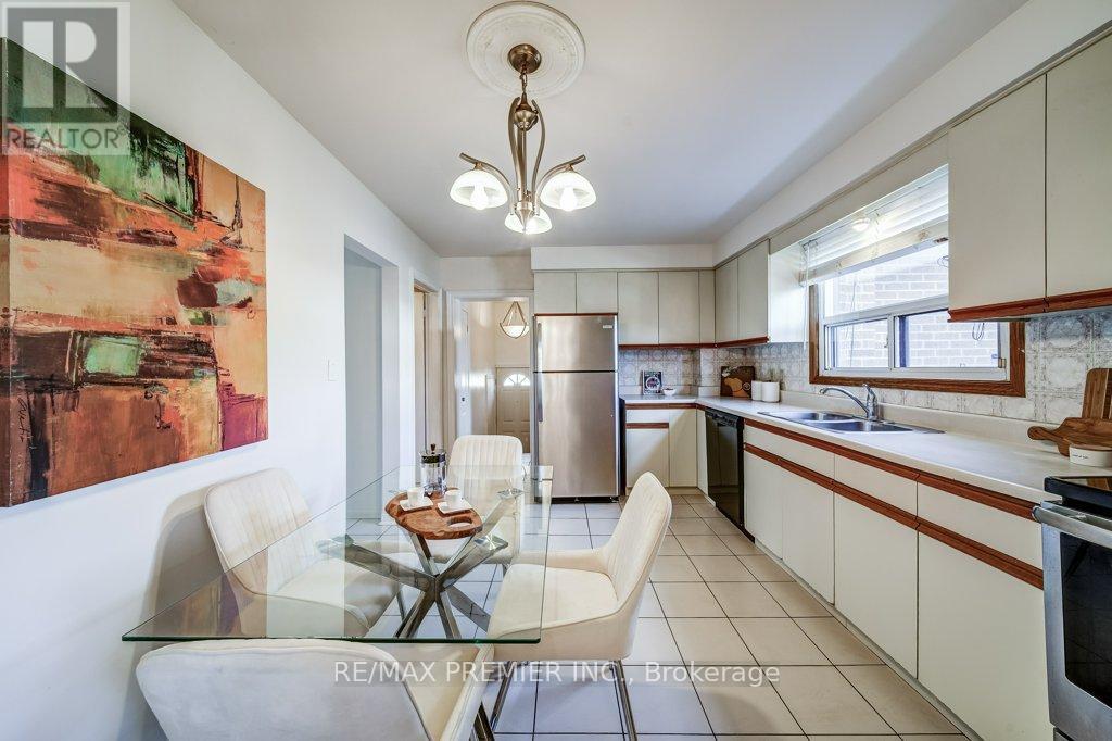 334 Rimilton Avenue, Toronto, Ontario  M8W 2E4 - Photo 12 - W12926282