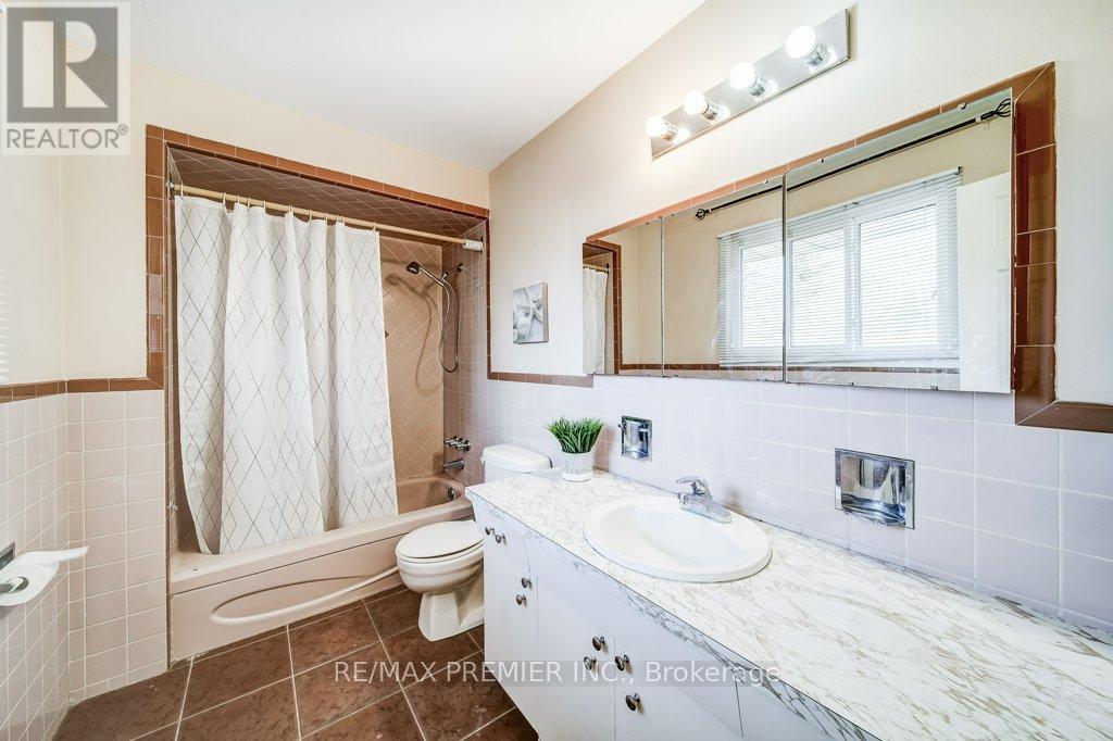 334 Rimilton Avenue, Toronto, Ontario  M8W 2E4 - Photo 21 - W12926282