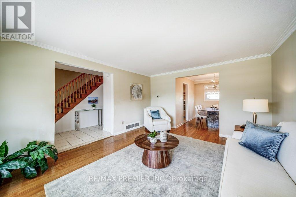 334 Rimilton Avenue, Toronto, Ontario  M8W 2E4 - Photo 8 - W12926282