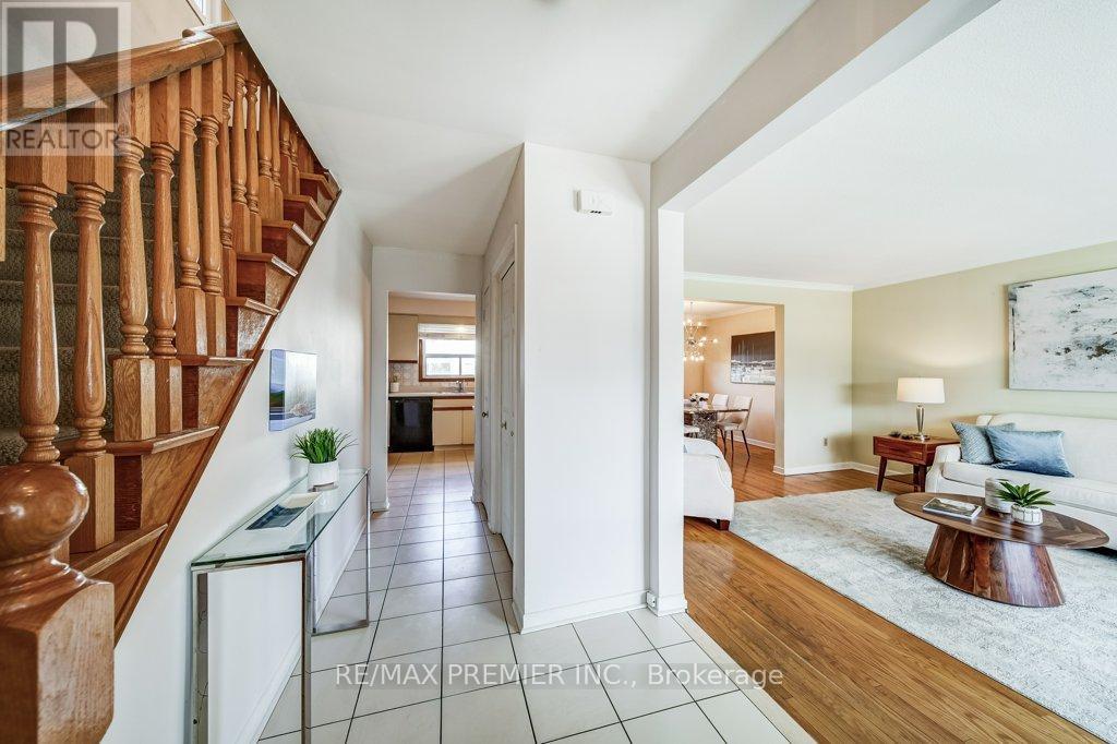 334 Rimilton Avenue, Toronto, Ontario  M8W 2E4 - Photo 5 - W12926282