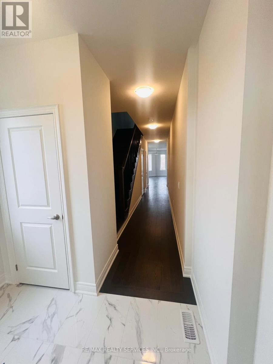 20 Falby Road, Brampton, Ontario  L6P 4S1 - Photo 4 - W12926366