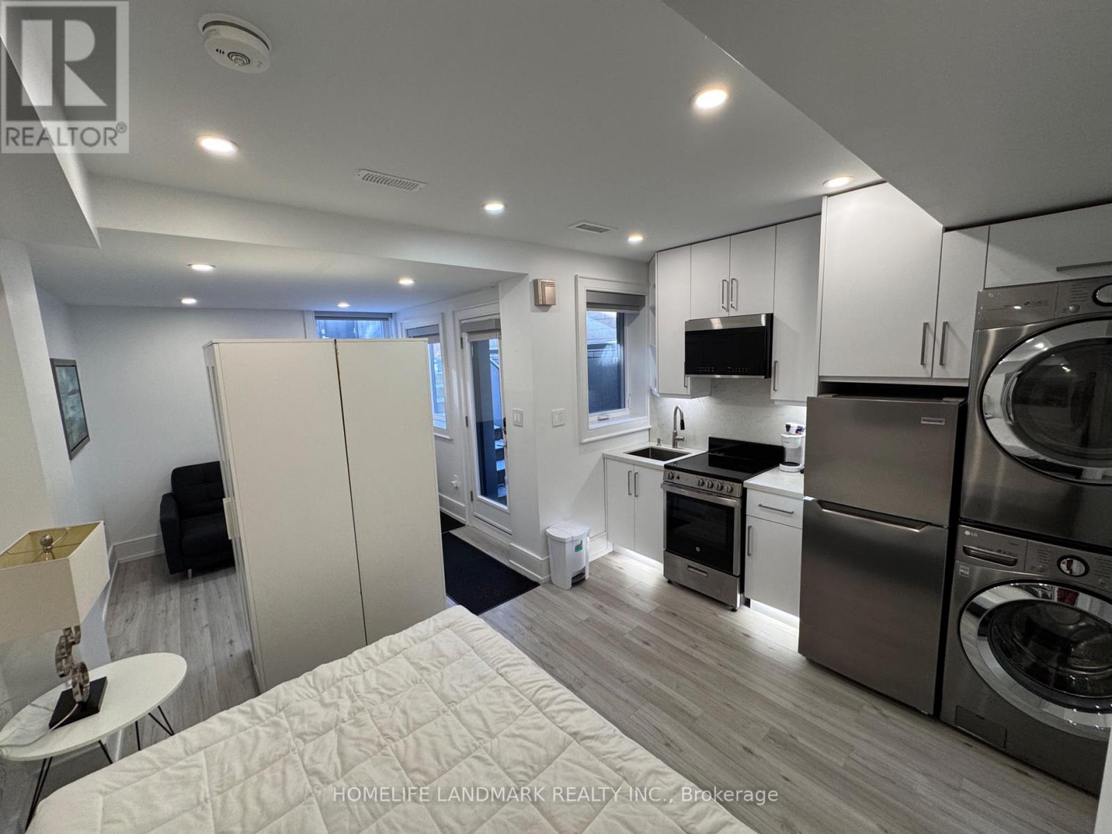 Lower - 17 Hocken Avenue, Toronto, Ontario  M6G 2K1 - Photo 2 - C12926560