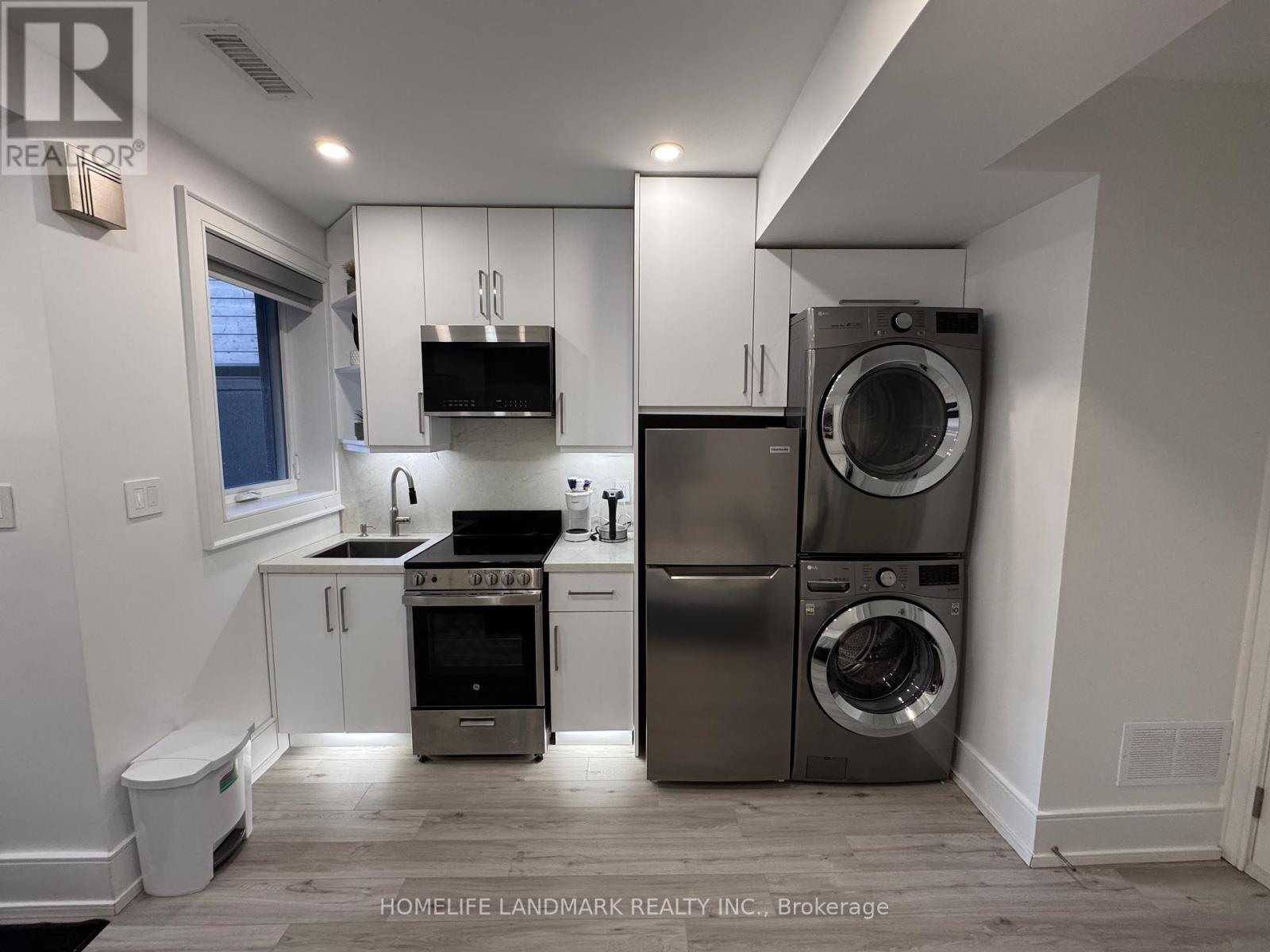 Lower - 17 Hocken Avenue, Toronto, Ontario  M6G 2K1 - Photo 3 - C12926560