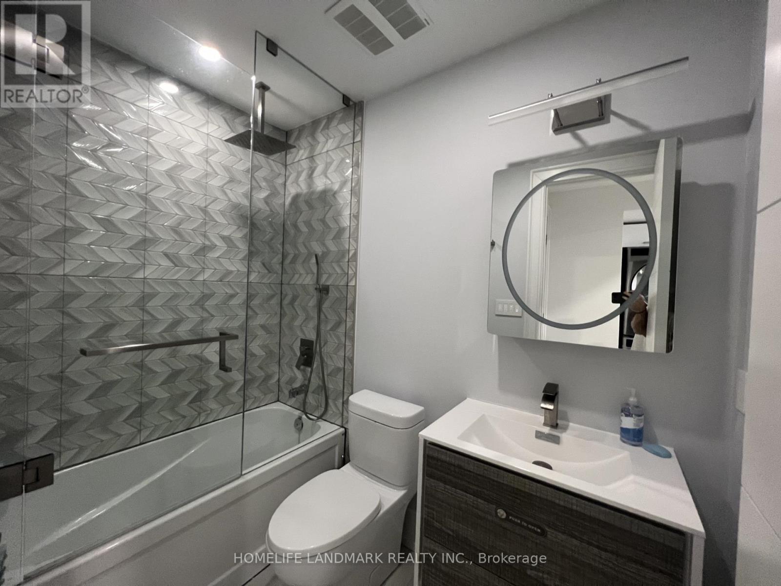 Lower - 17 Hocken Avenue, Toronto, Ontario  M6G 2K1 - Photo 5 - C12926560