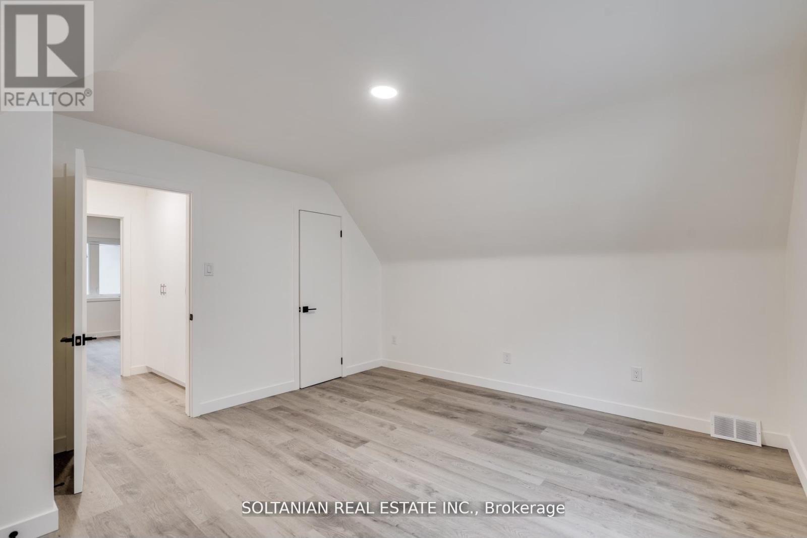 35 Cheshire Drive, Toronto, Ontario  M9B 2N7 - Photo 16 - W12926574