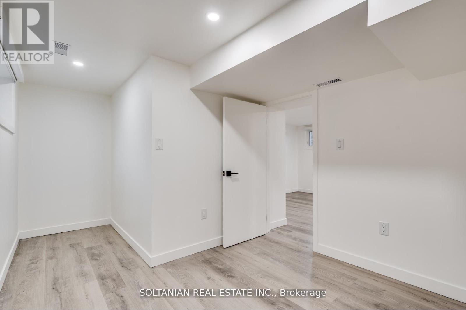 35 Cheshire Drive, Toronto, Ontario  M9B 2N7 - Photo 30 - W12926574