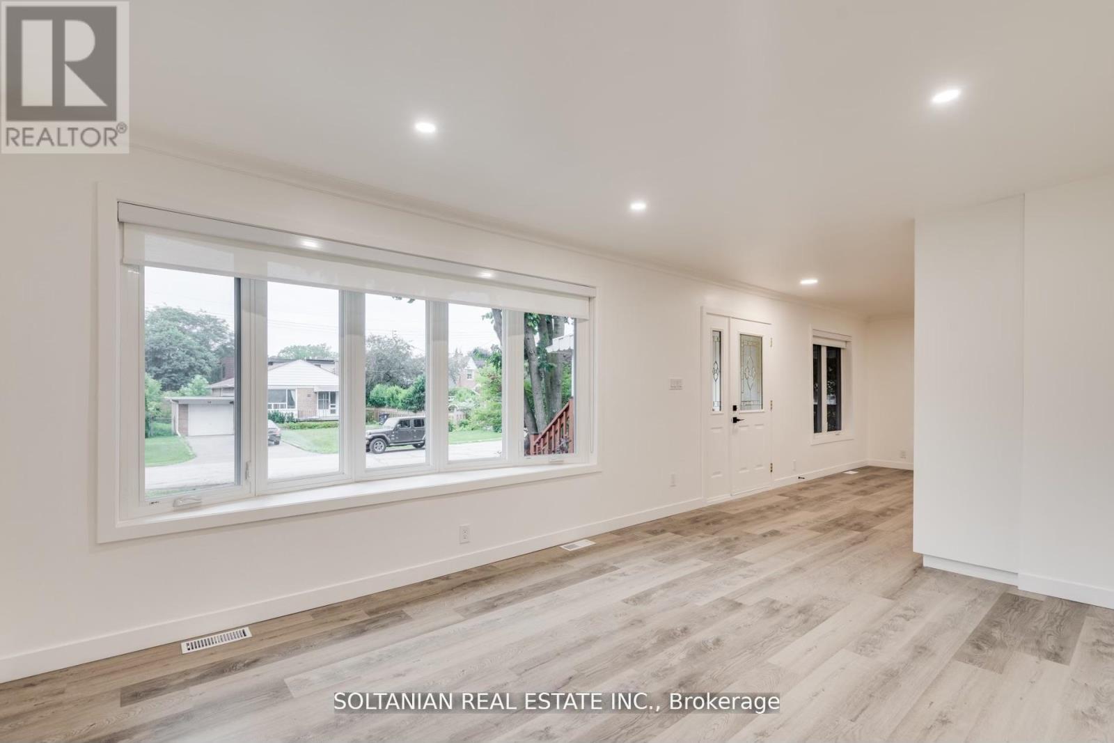 35 Cheshire Drive, Toronto, Ontario  M9B 2N7 - Photo 6 - W12926574