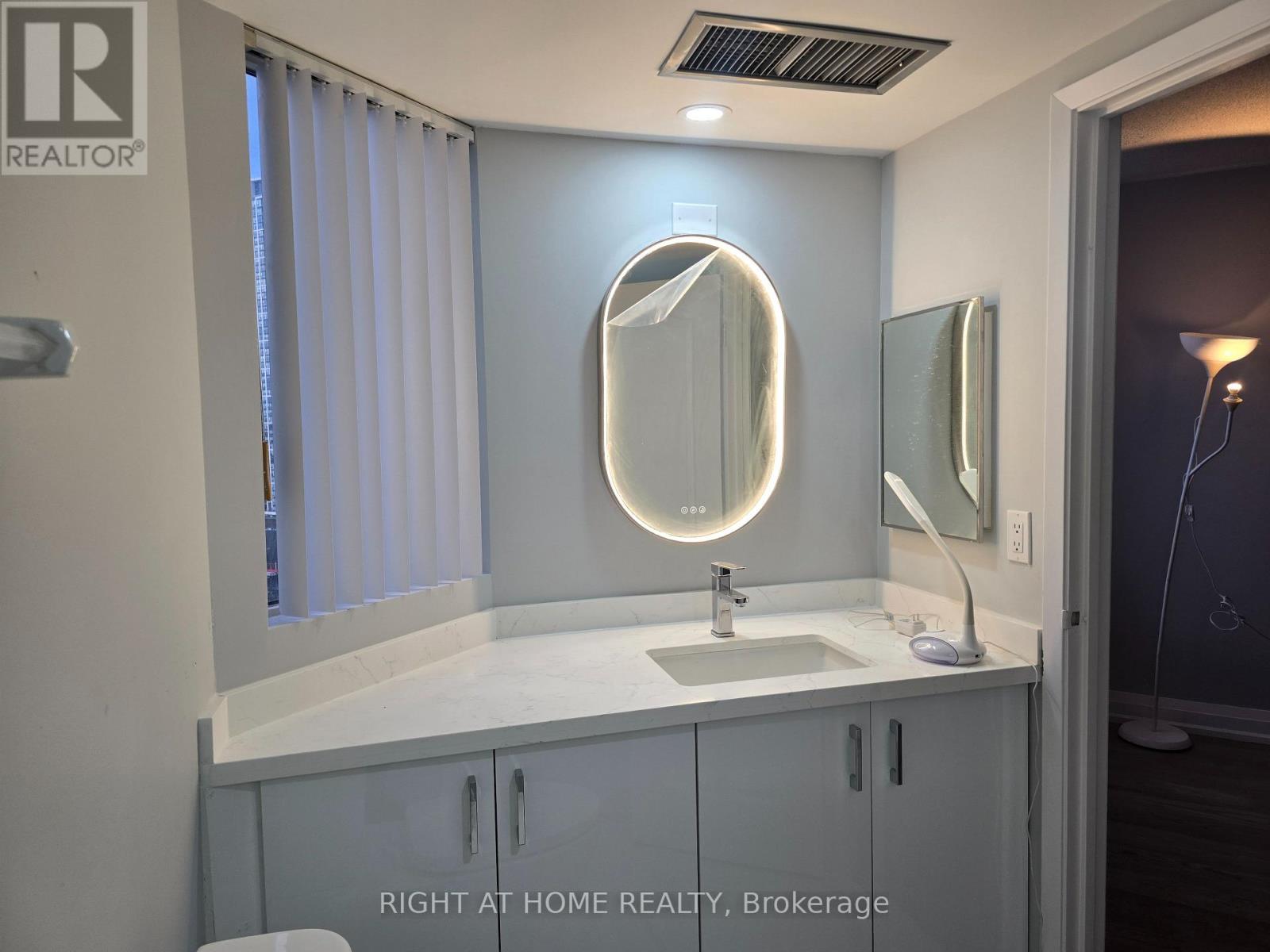 2303 - 550 Webb Drive, Mississauga, Ontario  L5B 3Y4 - Photo 13 - W12926580