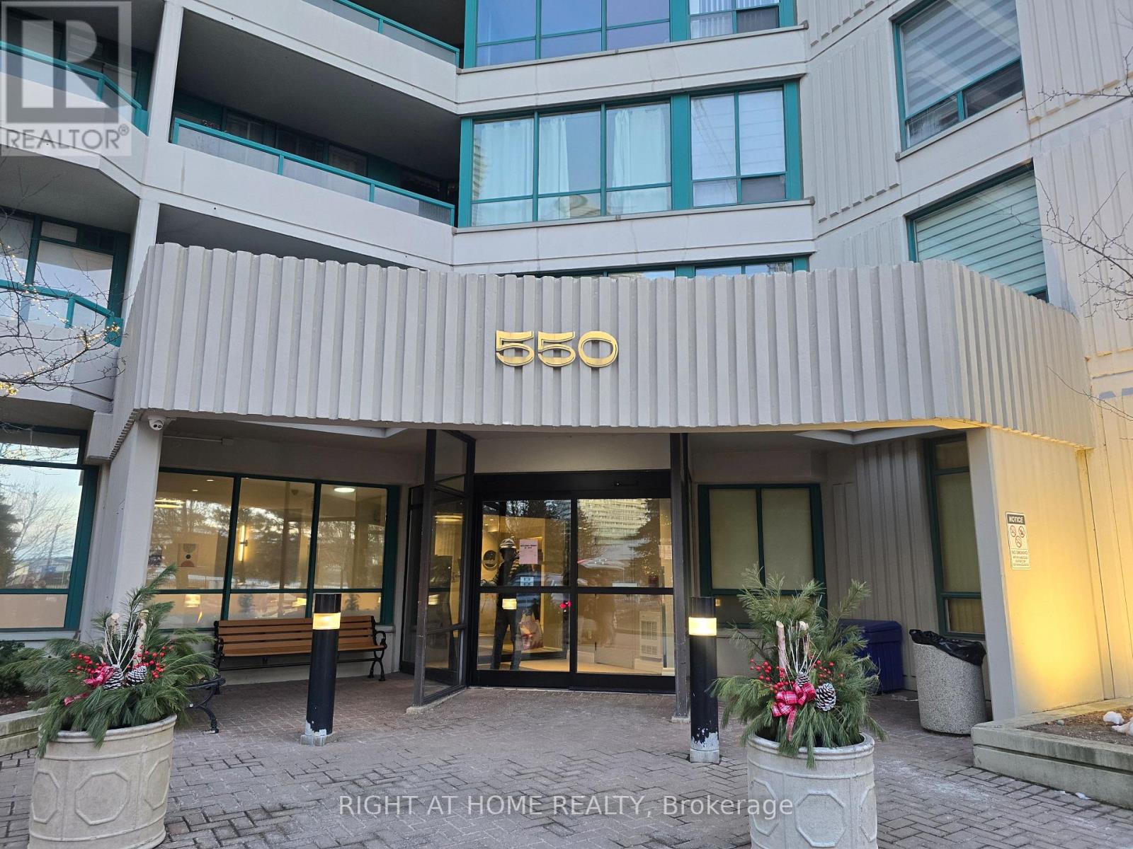 2303 - 550 Webb Drive, Mississauga, Ontario  L5B 3Y4 - Photo 2 - W12926580