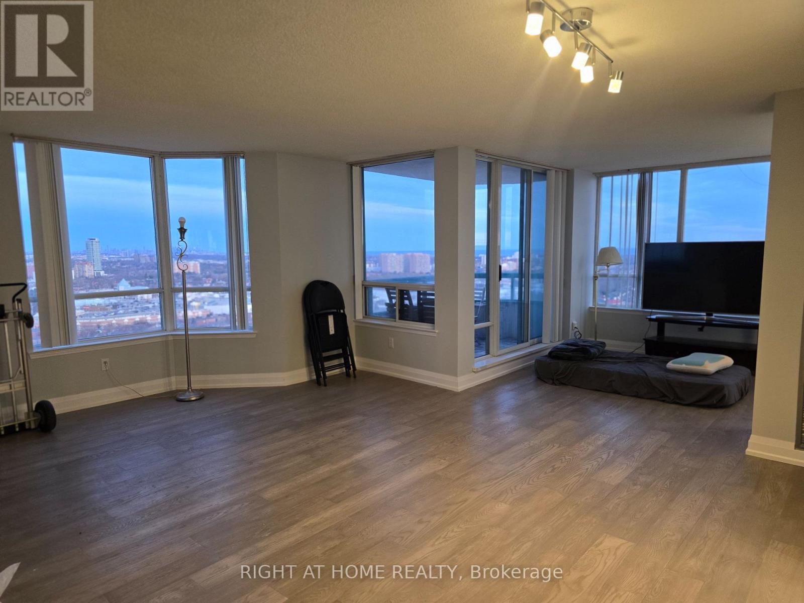 2303 - 550 Webb Drive, Mississauga, Ontario  L5B 3Y4 - Photo 3 - W12926580