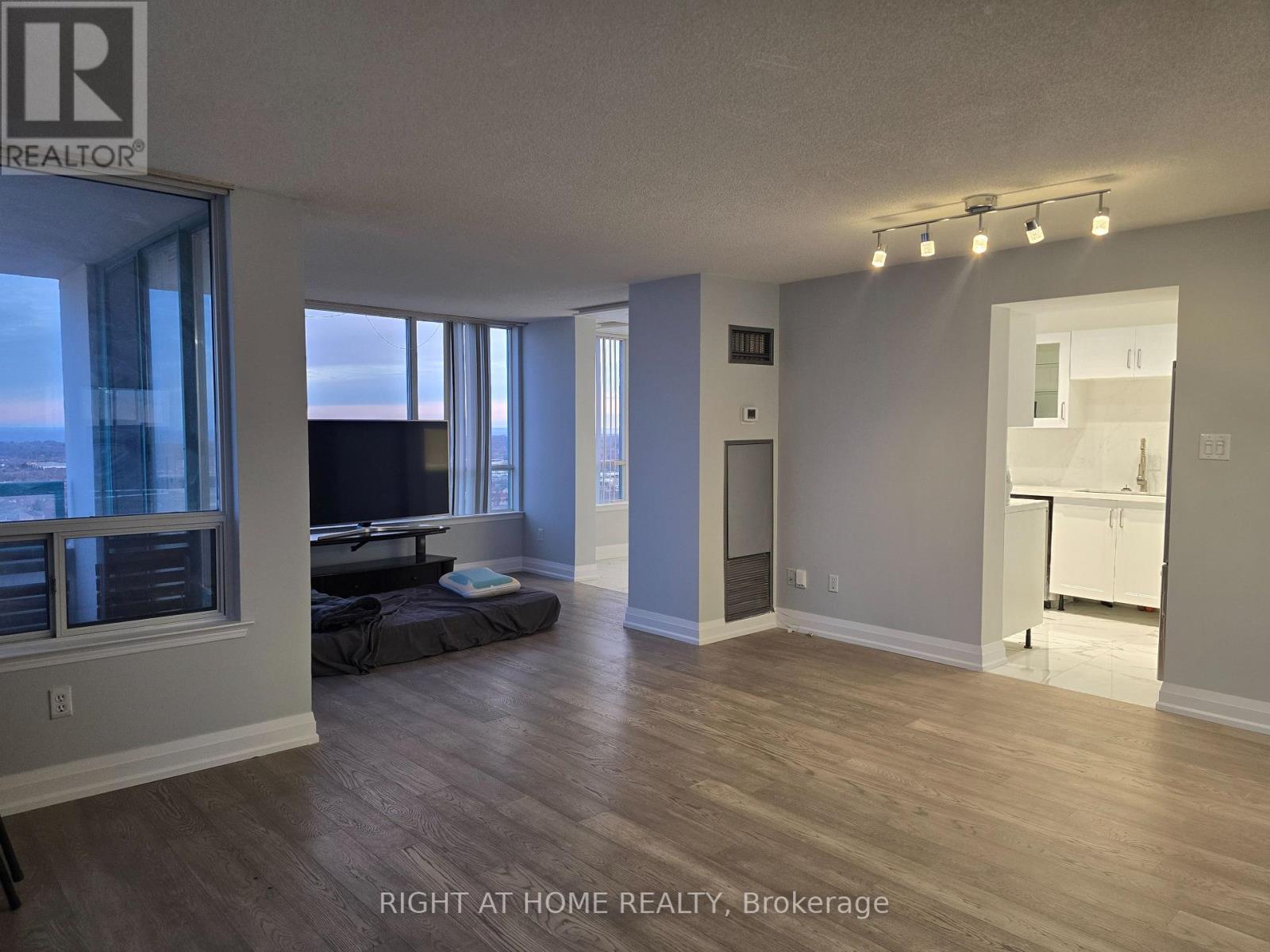 2303 - 550 Webb Drive, Mississauga, Ontario  L5B 3Y4 - Photo 4 - W12926580