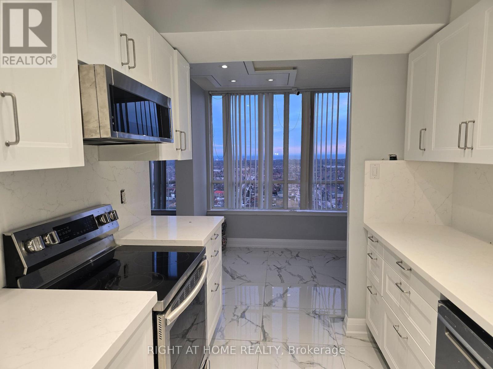 2303 - 550 Webb Drive, Mississauga, Ontario  L5B 3Y4 - Photo 5 - W12926580