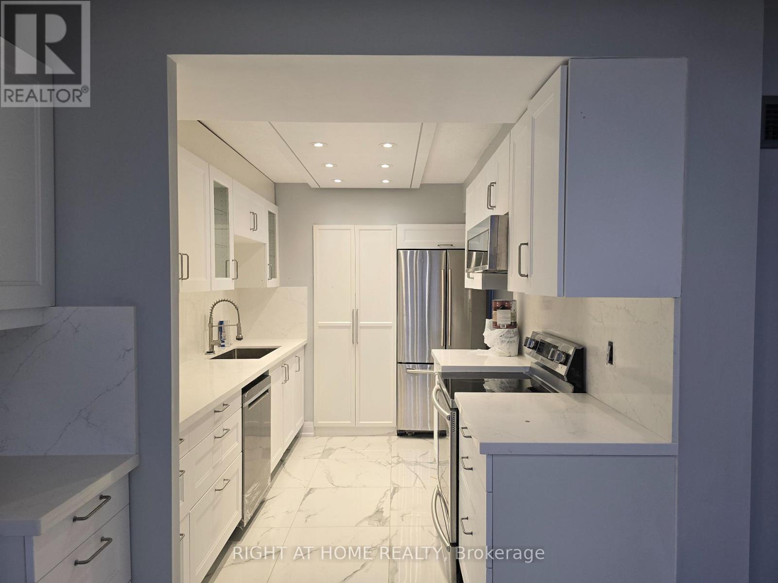 2303 - 550 Webb Drive, Mississauga, Ontario  L5B 3Y4 - Photo 6 - W12926580