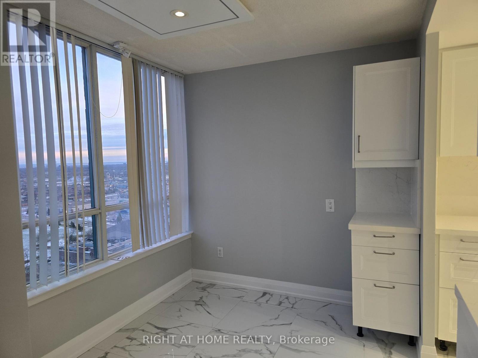 2303 - 550 Webb Drive, Mississauga, Ontario  L5B 3Y4 - Photo 8 - W12926580