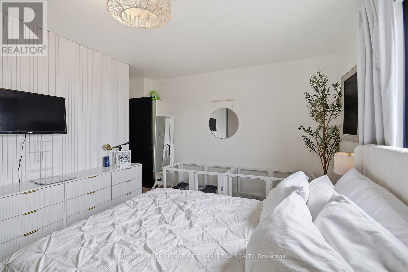 Main - 18 Harlton Crescent, Toronto, Ontario  M6M 1L1 - Photo 10 - W12926590