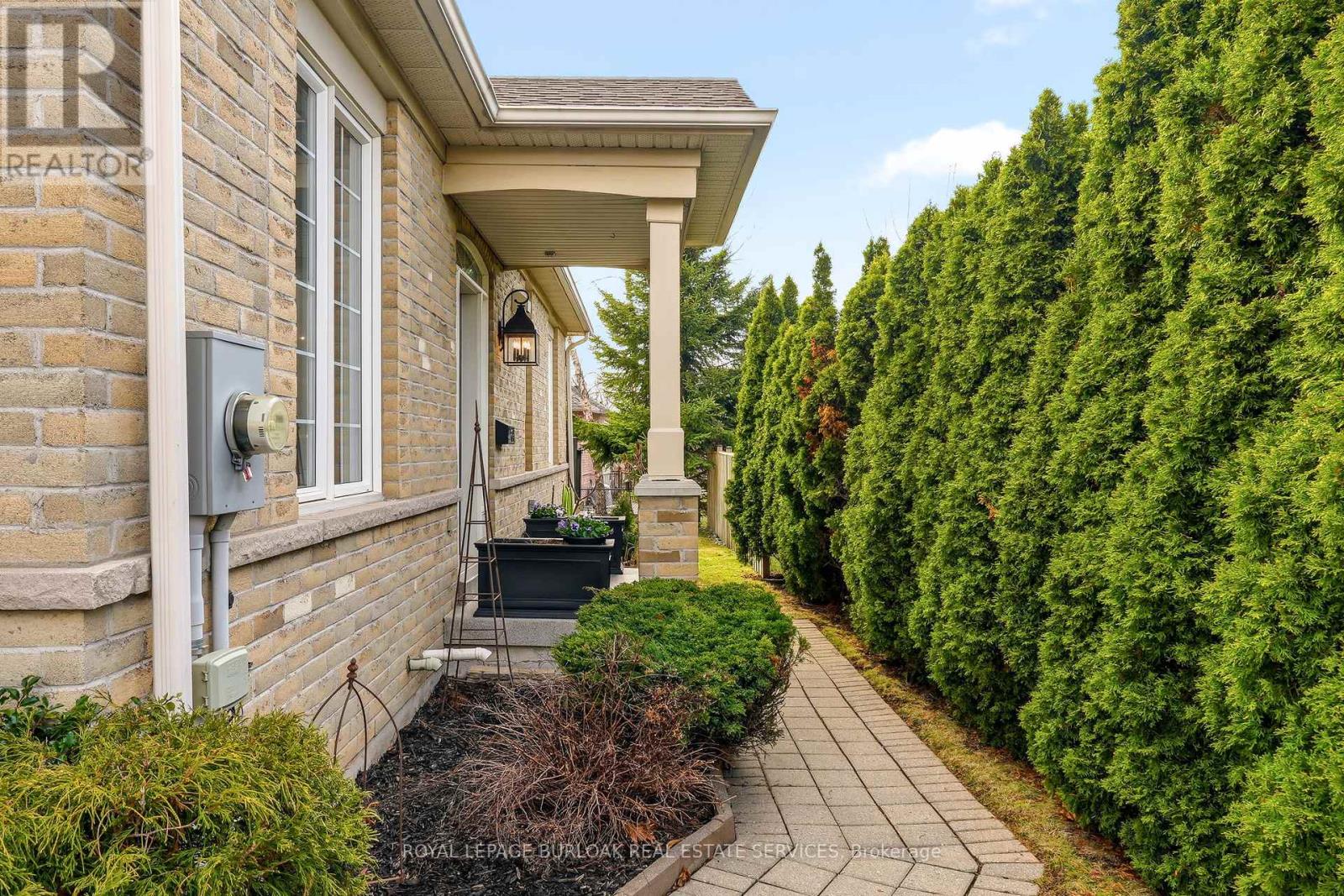 2243 Turnberry Road, Burlington, Ontario  L7M 4Y4 - Photo 3 - W12926602