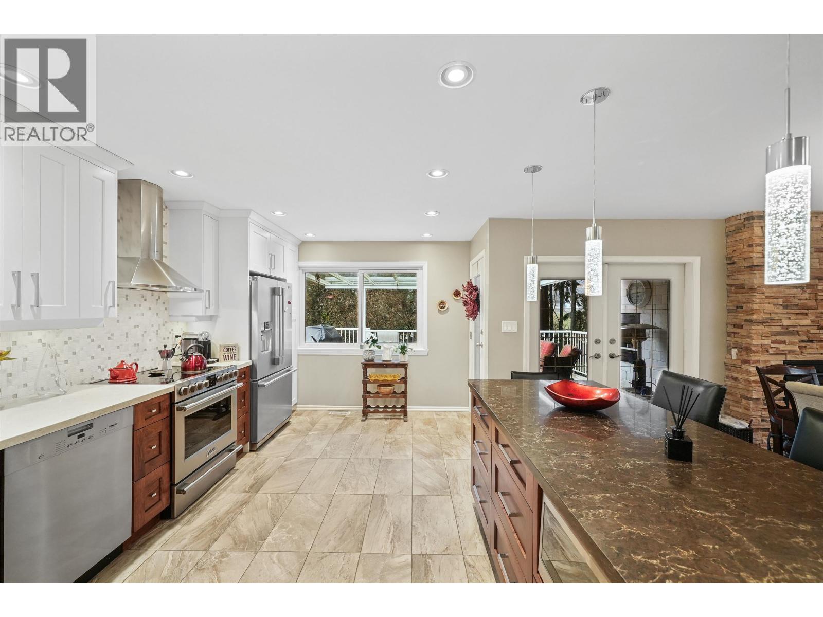 3887 Robin Place, Port Coquitlam, British Columbia V3B 4Y6 - Photo 5 - R3103632