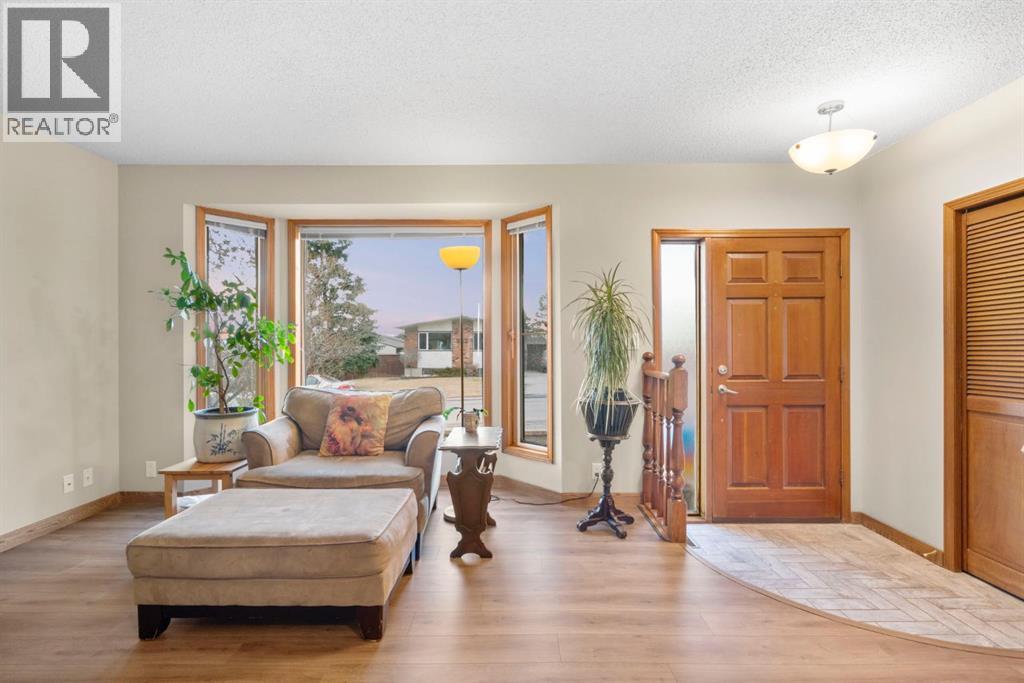 10 Carolina Drive W, Cochrane, Alberta  T4C 1C2 - Photo 3 - A2284084