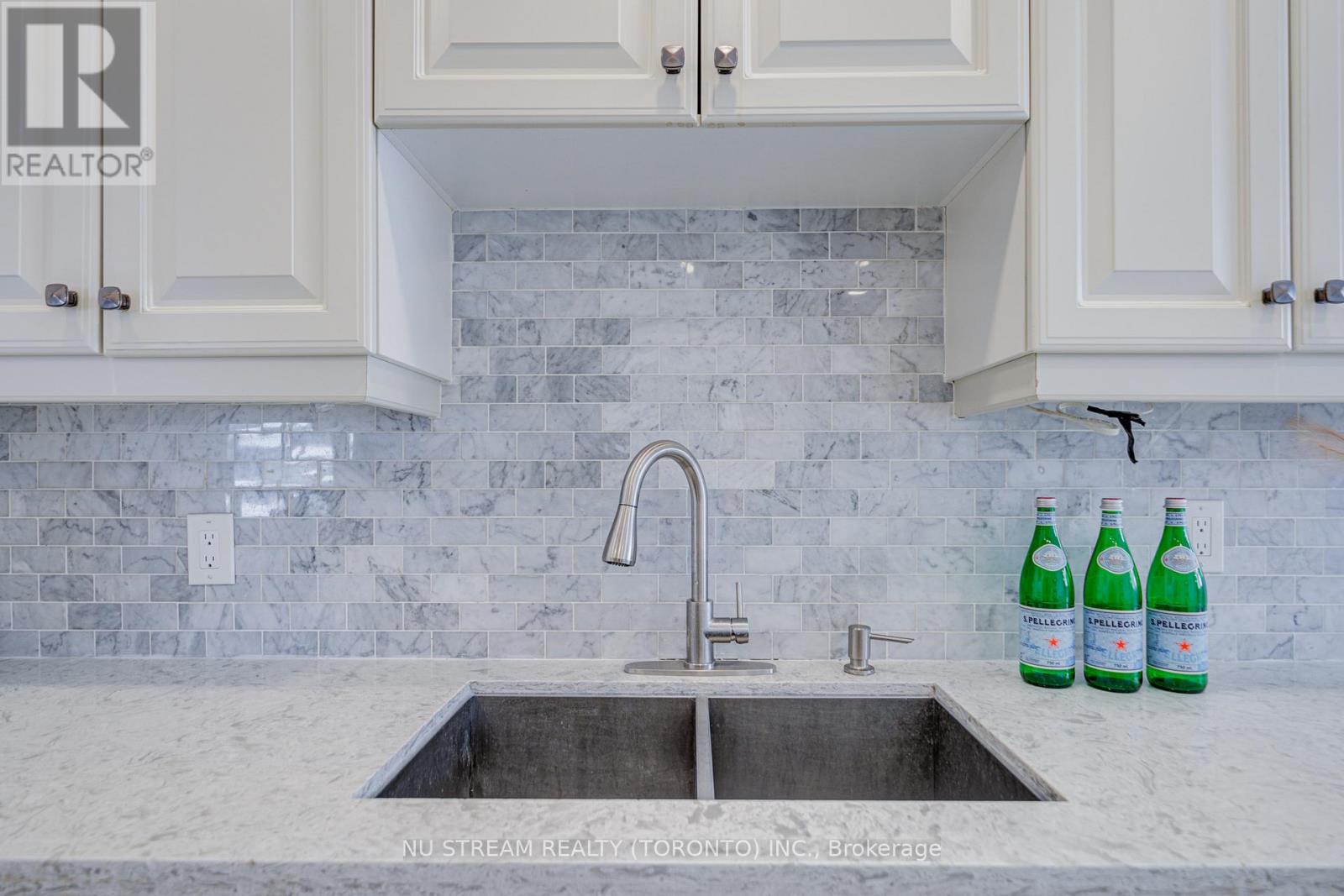 8 Hemingway Crescent, Markham, Ontario  L3R 2A4 - Photo 10 - N12926646