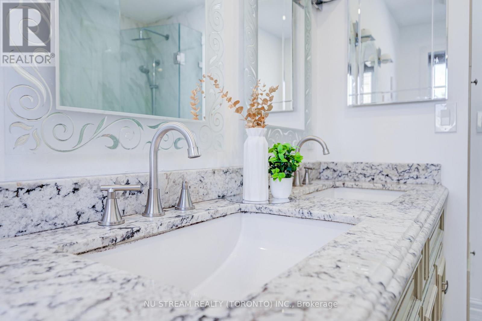 8 Hemingway Crescent, Markham, Ontario  L3R 2A4 - Photo 24 - N12926646