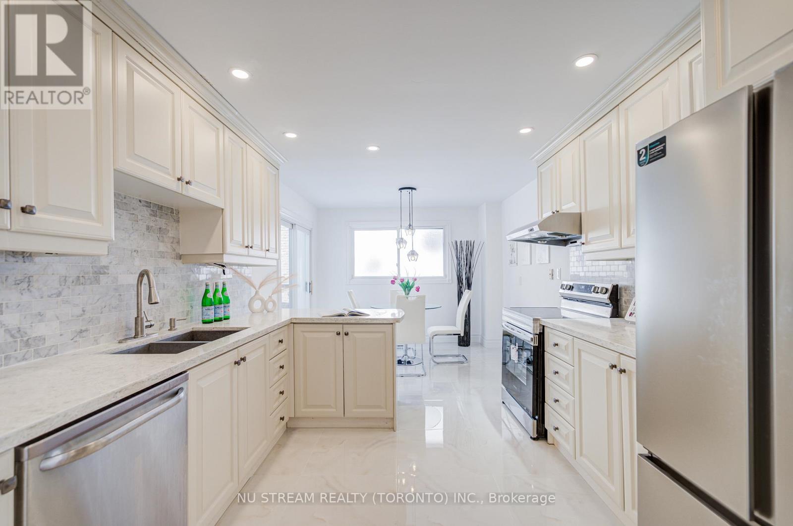 8 Hemingway Crescent, Markham, Ontario  L3R 2A4 - Photo 8 - N12926646