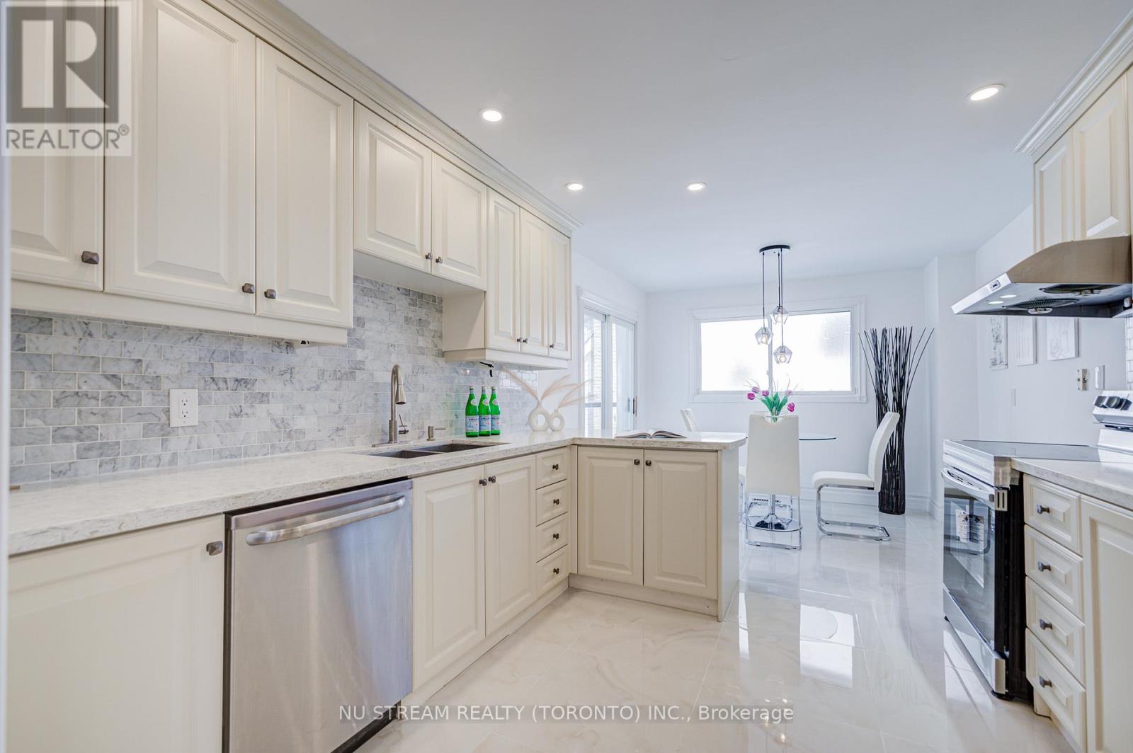 8 Hemingway Crescent, Markham, Ontario  L3R 2A4 - Photo 9 - N12926646