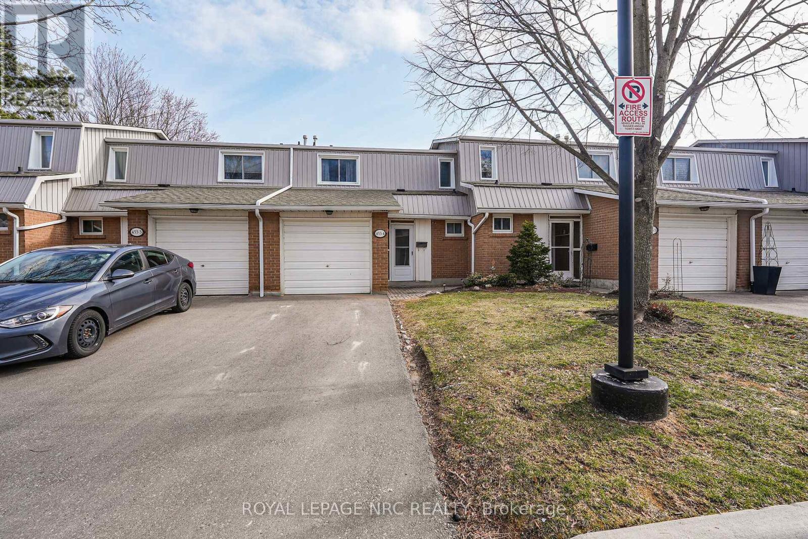 4 - 453 Woodview Road, Burlington, Ontario  L7N 2Z9 - Photo 2 - W12926664
