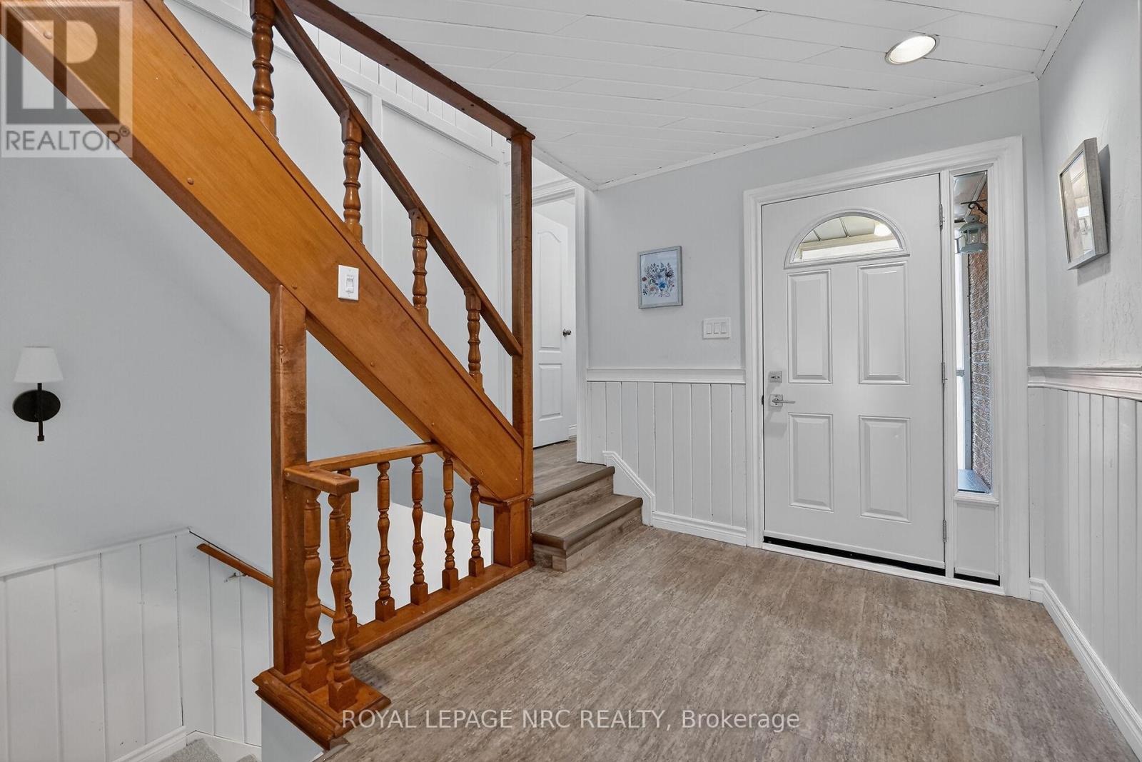 4 - 453 Woodview Road, Burlington, Ontario  L7N 2Z9 - Photo 5 - W12926664